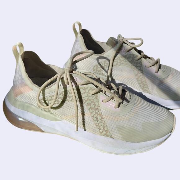 Fabletics manhattan air performance sneaker- womans shoe size 8.5- pastel green - Picture 2 of 5